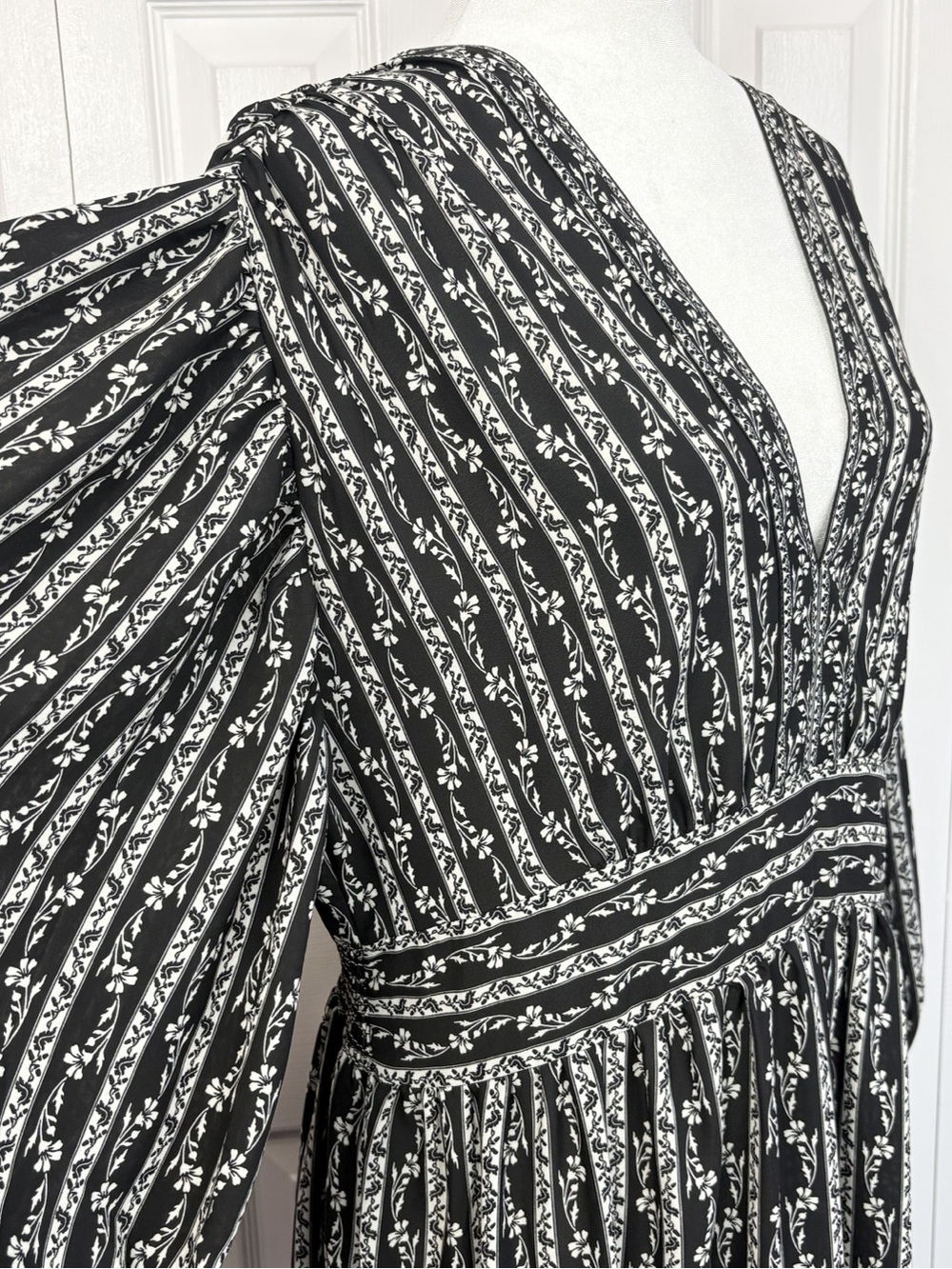Max Studio London Black & White Print Sheer V-Neck Puff Sleeve Maxi Dress - Picture 5 of 16